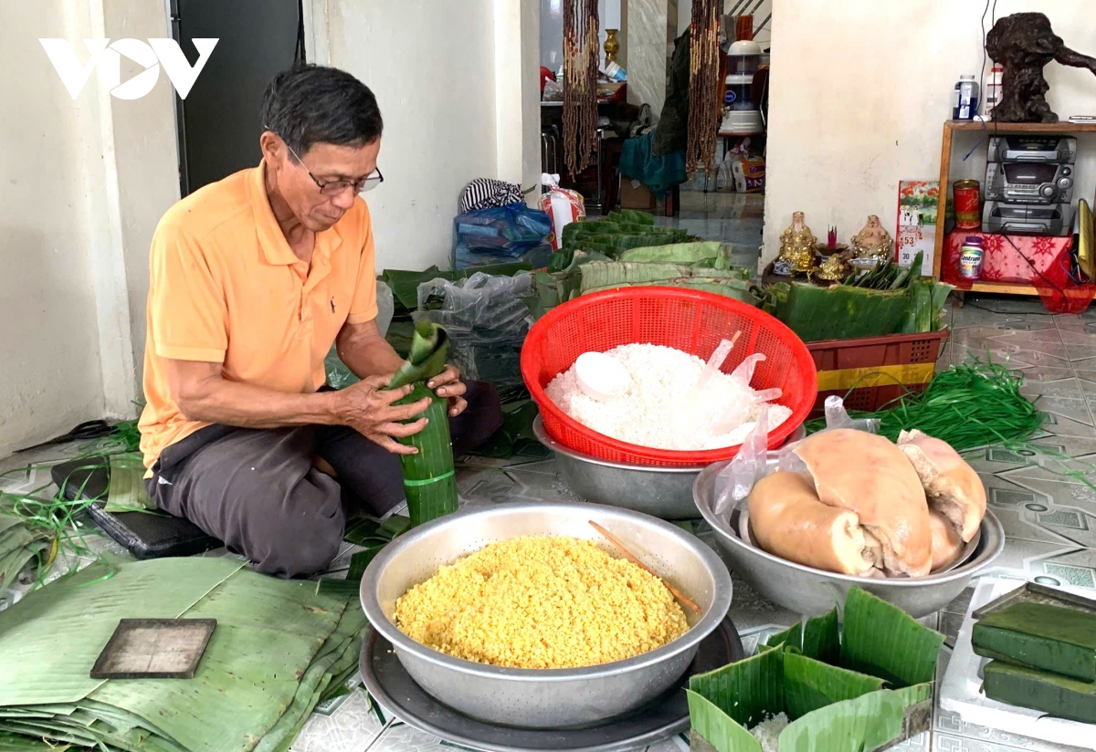 Làng Chuồn nhộn nhịp làm bánh tét ngày Tết